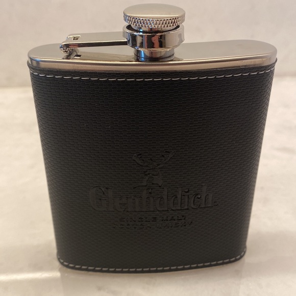Glenfiddich Flask 7oz - Stainless Steel Funnel and 2 Shot Glasses in a Box - Picture 5 of 6